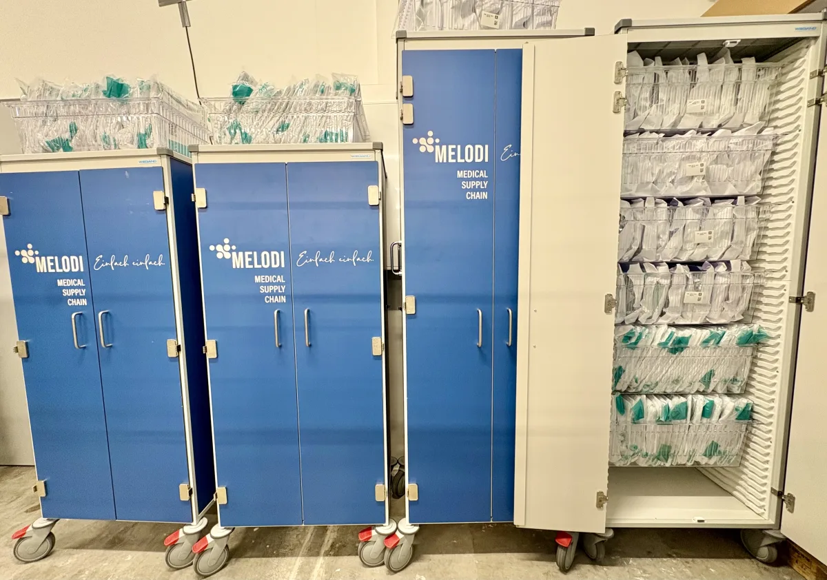 Melodi Rollschränke mit schrankfertig kommissioniertem Material